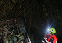 La tranquilidad de la noche del 5 de agosto en el sector de Retén Ichubamba, parroquia San Nicolás del cantón Guamote, se quebró de forma repentina, cuando un vehículo, por causas aún en investigación, perdió pista y se precipitó a una quebrada, dejando a su paso el estruendo del metal contra la tierra, el lodo removido y una escena marcada por la angustia y la pérdida.