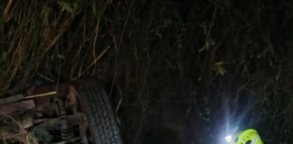 La tranquilidad de la noche del 5 de agosto en el sector de Retén Ichubamba, parroquia San Nicolás del cantón Guamote, se quebró de forma repentina, cuando un vehículo, por causas aún en investigación, perdió pista y se precipitó a una quebrada, dejando a su paso el estruendo del metal contra la tierra, el lodo removido y una escena marcada por la angustia y la pérdida.