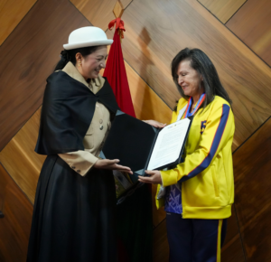 En sesión de concejo, la Municipalidad de Ambato entregó reconocimientos al mérito deportivo a dos mujeres que han dejado huella en el deporte local e internacional: la doctora Lupe Susana Altamirano Córdoba, conocida como ‘la zurda de oro’, y la ingeniera Paola Monserrath Ramos, destacada tenista ambateña.