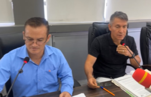 El procurador síndico municipal, Elías Barrera, y el secretario general del Concejo, Danilo Andrade, calificaron como falsa, maliciosa y temeraria la denuncia presentada por la concejala Laura Pérez y patrocinada por el abogado Santiago Velín, que exigía mayor agilidad a la Fiscalía en la investigación de presuntas irregularidades en la obra de asfaltado de calles en el barrio Juan Montalvo.