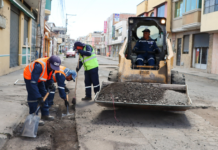 Después de más de dos meses de inactividad por la falta de asfalto a nivel nacional, en Riobamba se ha retomado los trabajos de mantenimiento vial.  El desabastecimiento del material, afectó a otros cantones del país y de manera preocupante retrasó los trabajos viales en Riobamba, suspendiendo las labores mientras el deterioro de las calles se agravaba y la molestia ciudadana crecía.