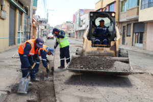 Después de más de dos meses de inactividad por la falta de asfalto a nivel nacional, en Riobamba se ha retomado los trabajos de mantenimiento vial.  El desabastecimiento del material, afectó a otros cantones del país y de manera preocupante retrasó los trabajos viales en Riobamba, suspendiendo las labores mientras el deterioro de las calles se agravaba y la molestia ciudadana crecía.