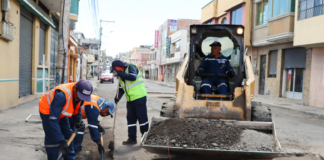 Después de más de dos meses de inactividad por la falta de asfalto a nivel nacional, en Riobamba se ha retomado los trabajos de mantenimiento vial.  El desabastecimiento del material, afectó a otros cantones del país y de manera preocupante retrasó los trabajos viales en Riobamba, suspendiendo las labores mientras el deterioro de las calles se agravaba y la molestia ciudadana crecía.