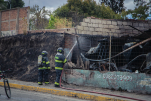 El 29 de agosto, la rutina en Riobamba se vio interrumpida por una emergencia que puso en alerta a las autoridades. Desde la intersección de las calles Saint Amand Montrond y avenida Pedro Vicente Maldonado, una llamada a la Línea Única para Emergencias 9-1-1 reportó un incendio estructural que rápidamente activó la respuesta de los organismos de socorro.