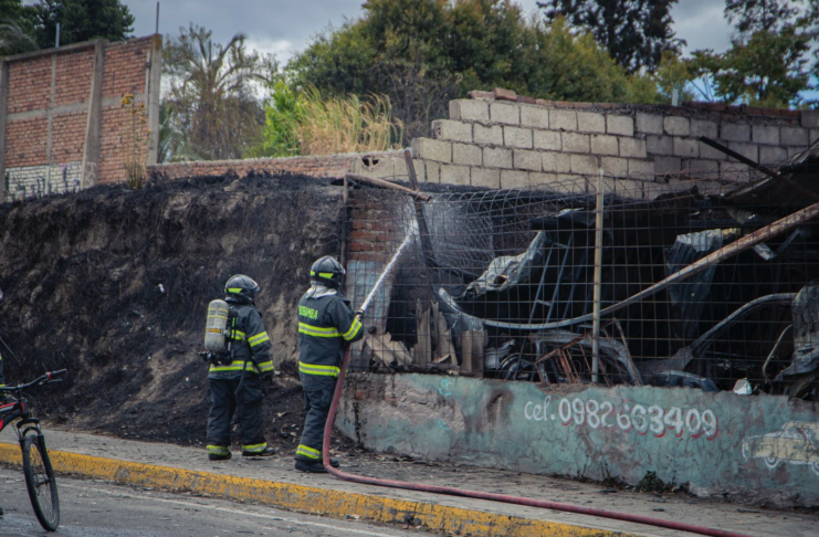 El 29 de agosto, la rutina en Riobamba se vio interrumpida por una emergencia que puso en alerta a las autoridades. Desde la intersección de las calles Saint Amand Montrond y avenida Pedro Vicente Maldonado, una llamada a la Línea Única para Emergencias 9-1-1 reportó un incendio estructural que rápidamente activó la respuesta de los organismos de socorro.