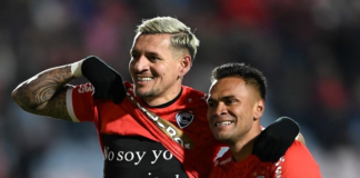 Mientras la selección ecuatoriana de fútbol continúa arrastrando una preocupante sequía ofensiva y carece de alternativas reales en su delantera, un nombre parece avanzar en silencio desde el extranjero.