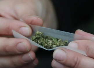 En una audiencia judicial, se alcanzó una importante victoria contra el narcotráfico en Chimborazo, al sentenciar a Ricardo S. R. a 19 años de prisión por presunto tráfico de drogas en alta escala. La condena fue emitida tras su aprehensión en la parroquia Licán, donde agentes antinarcóticos lo sorprendieron con 218 gramos de cocaína, 13 gramos de marihuana y 2,40 gramos de anfetaminas.