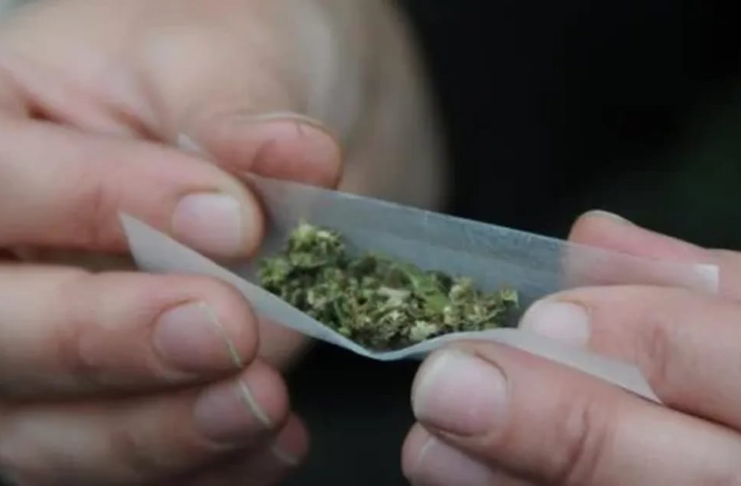 En una audiencia judicial, se alcanzó una importante victoria contra el narcotráfico en Chimborazo, al sentenciar a Ricardo S. R. a 19 años de prisión por presunto tráfico de drogas en alta escala. La condena fue emitida tras su aprehensión en la parroquia Licán, donde agentes antinarcóticos lo sorprendieron con 218 gramos de cocaína, 13 gramos de marihuana y 2,40 gramos de anfetaminas.