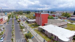 La Escuela Superior Politécnica de Chimborazo (ESPOCH) refuerza su compromiso con la formación de profesionales capaces de afrontar los retos actuales del país y del mundo. Desde este nuevo periodo académico ordinario, la institución incorpora tres innovadoras carreras: Ingeniería en Geología Ambiental, Ingeniería en Geomática e Ingeniería en Minas.