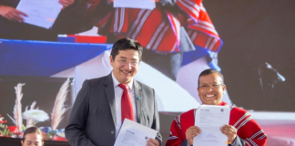 En la sesión conmemorativa por los 491 años de la fundación de Riobamba, la Universidad Nacional de Chimborazo (Unach) recibió la prestigiosa condecoración al Mérito Intercultural "Fernando Daquilema".