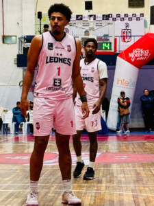 Todo fue felicidad en el coliseo Teodoro Gallegos Borja de Riobamba la noche del miércoles 30 de junio en un encuentro cargado de emociones y con las tribunas a reventar. Los Leones de Riobamba se quedaron con una vibrante victoria por 108 a 104 frente a Importadora Alvarado de Ambato, en una nueva edición del clásico Interandino del baloncesto nacional.