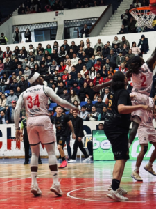 Los Leones de Riobamba perdieron en el tercer partido de Playoffs 88-96 frente a Cuenca Basquet Club en el coliseo Teodoro Gallegos Borja de Riobamba la noche del martes 19 de agosto. Con este resultado la serie quedó 2 a 1 a favor de la visita que por ahora lleva la ventaja en la serie.