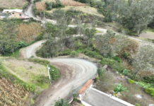 La Prefectura de Bolívar, bajo la dirección de Aníbal Coronel, concluyó con éxito los trabajos de mantenimiento vial en la ruta que conecta los sectores de Rumipamba, El Tingo y Panchigua Bajo, hasta llegar al Santuario del Guayco, sitio de gran valor espiritual y cultural para la provincia.