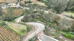 La Prefectura de Bolívar, bajo la dirección de Aníbal Coronel, concluyó con éxito los trabajos de mantenimiento vial en la ruta que conecta los sectores de Rumipamba, El Tingo y Panchigua Bajo, hasta llegar al Santuario del Guayco, sitio de gran valor espiritual y cultural para la provincia.