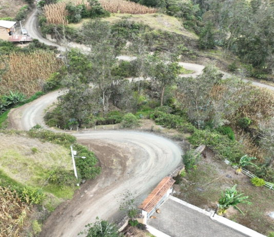 La Prefectura de Bolívar, bajo la dirección de Aníbal Coronel, concluyó con éxito los trabajos de mantenimiento vial en la ruta que conecta los sectores de Rumipamba, El Tingo y Panchigua Bajo, hasta llegar al Santuario del Guayco, sitio de gran valor espiritual y cultural para la provincia.