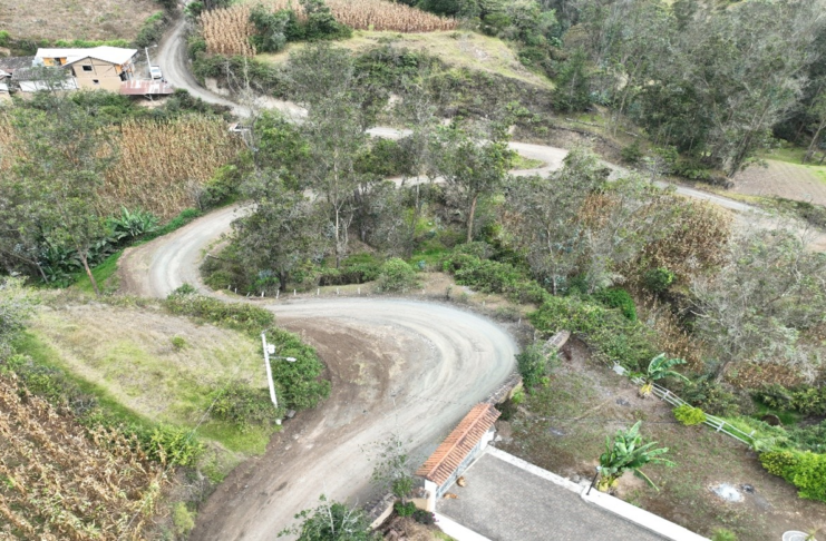 La Prefectura de Bolívar, bajo la dirección de Aníbal Coronel, concluyó con éxito los trabajos de mantenimiento vial en la ruta que conecta los sectores de Rumipamba, El Tingo y Panchigua Bajo, hasta llegar al Santuario del Guayco, sitio de gran valor espiritual y cultural para la provincia.