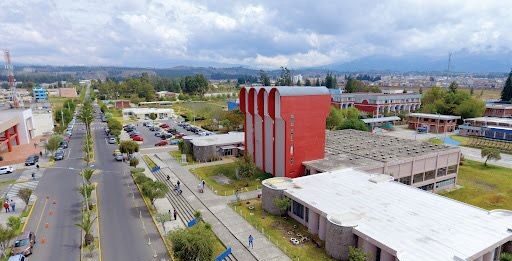 La Escuela Superior Politécnica de Chimborazo (ESPOCH) refuerza su compromiso con la formación de profesionales capaces de afrontar los retos actuales del país y del mundo. Desde este nuevo periodo académico ordinario, la institución incorpora tres innovadoras carreras: Ingeniería en Geología Ambiental, Ingeniería en Geomática e Ingeniería en Minas.