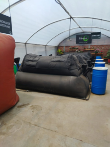 Riobamba dio un paso importante en materia ambiental y productiva. La Empresa Pública del Mercado de Productores Mayoristas firmó un acuerdo con ECO-INVENTAGRI, compañía especializada en sistemas eco-sostenibles, para implementar un proyecto para aprovechar los nutrientes de los desechos orgánicos que a diario se generan en el centro de abastos.