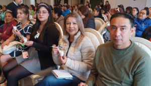 Con el objetivo de mejorar la alimentación de los estudiantes y fomentar hábitos saludables desde las aulas, proveedores de bares escolares del Distrito Chambo Riobamba participaron en un taller gratuito de loncheras saludables, donde aprendieron a preparar alimentos balanceados, nutritivos y atractivos para niñas y niños.