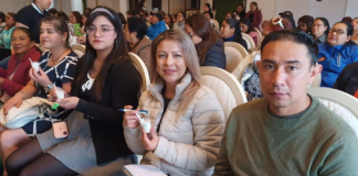 Con el objetivo de mejorar la alimentación de los estudiantes y fomentar hábitos saludables desde las aulas, proveedores de bares escolares del Distrito Chambo Riobamba participaron en un taller gratuito de loncheras saludables, donde aprendieron a preparar alimentos balanceados, nutritivos y atractivos para niñas y niños.