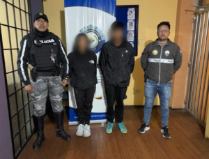 La violencia volvió a irrumpir en Riobamba, una riña en pleno centro dejó como saldo un herido con arma blanca y dos personas aprehendidas en flagrancia. El hecho reaviva las preocupaciones sobre la inseguridad que, pese a los operativos policiales, sigue siendo la cotidianidad de la ciudad.