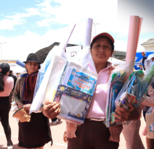 Este 29 de agosto, el Patronato de la Prefectura de Chimborazo, en coordinación con la Reina de la Provincia, realizó una jornada de apoyo social en el cantón Chambo, donde se entregaron kits escolares y servicios de salud a más de 350 niños y niñas, con el propósito de fortalecer su preparación para el inicio del año lectivo 2025.