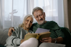 Llegar a la tercera edad con calidad de vida es uno de los grandes retos de la sociedad. Caminar con seguridad, compartir una conversación, seguir el ritmo de una película o participar de una reunión familiar son situaciones cotidianas que muchas veces se dan por sentadas.