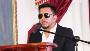 Cuando al alcalde de Pujilí, José Arroyo Cabrera, la Policía Nacional le leyó sus derechos, en medio de un allanamiento, el 7 de agosto de 2025, el agente preguntó al Alcalde ¿cómo quería ser tratado?, ya que en su cédula de ciudadanía, su sexo consta como femenino.