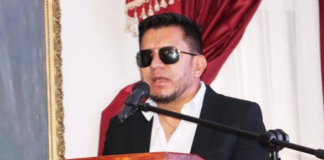 Cuando al alcalde de Pujilí, José Arroyo Cabrera, la Policía Nacional le leyó sus derechos, en medio de un allanamiento, el 7 de agosto de 2025, el agente preguntó al Alcalde ¿cómo quería ser tratado?, ya que en su cédula de ciudadanía, su sexo consta como femenino.