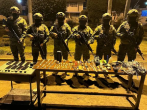 En una intervención llevada a cabo en la madrugada del 8 de agosto, efectivos de la Brigada de Caballería Blindada del Ejército Ecuatoriano ejecutaron un operativo militar en el Centro de Privación de Libertad (CPL) “Chimborazo”.
