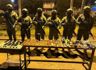 En una intervención llevada a cabo en la madrugada del 8 de agosto, efectivos de la Brigada de Caballería Blindada del Ejército Ecuatoriano ejecutaron un operativo militar en el Centro de Privación de Libertad (CPL) “Chimborazo”.