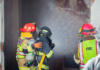 El Cuerpo de Bomberos de Riobamba continúa con su ciclo intensivo de capacitaciones operativas, enfocadas en incendios estructurales, industriales y rescates en espacios confinados. Estas prácticas forman parte de su preparación diaria y buscan fortalecer la capacidad de respuesta ante emergencias reales que puedan comprometer vidas humanas y bienes materiales.