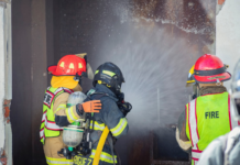 El Cuerpo de Bomberos de Riobamba continúa con su ciclo intensivo de capacitaciones operativas, enfocadas en incendios estructurales, industriales y rescates en espacios confinados. Estas prácticas forman parte de su preparación diaria y buscan fortalecer la capacidad de respuesta ante emergencias reales que puedan comprometer vidas humanas y bienes materiales.