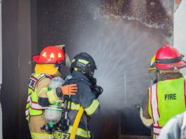 El Cuerpo de Bomberos de Riobamba continúa con su ciclo intensivo de capacitaciones operativas, enfocadas en incendios estructurales, industriales y rescates en espacios confinados. Estas prácticas forman parte de su preparación diaria y buscan fortalecer la capacidad de respuesta ante emergencias reales que puedan comprometer vidas humanas y bienes materiales.
