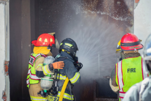 El Cuerpo de Bomberos de Riobamba continúa con su ciclo intensivo de capacitaciones operativas, enfocadas en incendios estructurales, industriales y rescates en espacios confinados. Estas prácticas forman parte de su preparación diaria y buscan fortalecer la capacidad de respuesta ante emergencias reales que puedan comprometer vidas humanas y bienes materiales.