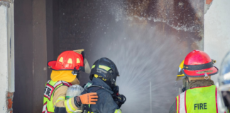 El Cuerpo de Bomberos de Riobamba continúa con su ciclo intensivo de capacitaciones operativas, enfocadas en incendios estructurales, industriales y rescates en espacios confinados. Estas prácticas forman parte de su preparación diaria y buscan fortalecer la capacidad de respuesta ante emergencias reales que puedan comprometer vidas humanas y bienes materiales.