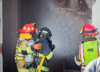 El Cuerpo de Bomberos de Riobamba continúa con su ciclo intensivo de capacitaciones operativas, enfocadas en incendios estructurales, industriales y rescates en espacios confinados. Estas prácticas forman parte de su preparación diaria y buscan fortalecer la capacidad de respuesta ante emergencias reales que puedan comprometer vidas humanas y bienes materiales.