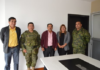 En un acto protocolario de alto valor institucional, el alcalde del cantón San Miguel de Bolívar, Vinicio Coloma Romero, recibió la visita del Teniente Coronel de Estado Mayor John Alcides Jimbo Córdova, comandante del Grupo de Artillería Autopropulsado N.º 11, Maximiliano Rodríguez Loaiza. La reunión contó además con la presencia de los concejales Silvia Verdezoto y Hermilton Galeas.