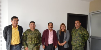 En un acto protocolario de alto valor institucional, el alcalde del cantón San Miguel de Bolívar, Vinicio Coloma Romero, recibió la visita del Teniente Coronel de Estado Mayor John Alcides Jimbo Córdova, comandante del Grupo de Artillería Autopropulsado N.º 11, Maximiliano Rodríguez Loaiza. La reunión contó además con la presencia de los concejales Silvia Verdezoto y Hermilton Galeas.