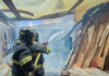 Un incendio registrado la mañana del 19 de agosto encendió las alarmas en el sector Camilo Ponce de Riobamba, luego de que una carpintería comenzara a arder repentinamente. El siniestro, que movilizó a unidades del Cuerpo de Bomberos y al Departamento de Prevención, no dejó víctimas humanas, pero sí daños materiales que afectan directamente a los propietarios del taller artesanal.