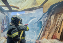 Un incendio registrado la mañana del 19 de agosto encendió las alarmas en el sector Camilo Ponce de Riobamba, luego de que una carpintería comenzara a arder repentinamente. El siniestro, que movilizó a unidades del Cuerpo de Bomberos y al Departamento de Prevención, no dejó víctimas humanas, pero sí daños materiales que afectan directamente a los propietarios del taller artesanal.