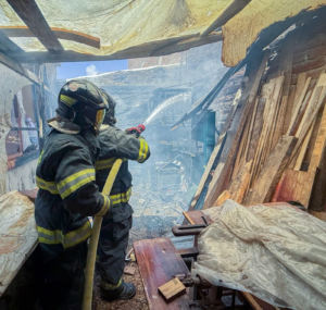 Un incendio registrado la mañana del 19 de agosto encendió las alarmas en el sector Camilo Ponce de Riobamba, luego de que una carpintería comenzara a arder repentinamente. El siniestro, que movilizó a unidades del Cuerpo de Bomberos y al Departamento de Prevención, no dejó víctimas humanas, pero sí daños materiales que afectan directamente a los propietarios del taller artesanal.