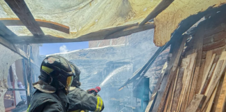 Un incendio registrado la mañana del 19 de agosto encendió las alarmas en el sector Camilo Ponce de Riobamba, luego de que una carpintería comenzara a arder repentinamente. El siniestro, que movilizó a unidades del Cuerpo de Bomberos y al Departamento de Prevención, no dejó víctimas humanas, pero sí daños materiales que afectan directamente a los propietarios del taller artesanal.