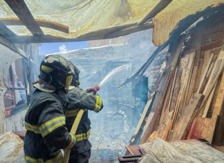 Un incendio registrado la mañana del 19 de agosto encendió las alarmas en el sector Camilo Ponce de Riobamba, luego de que una carpintería comenzara a arder repentinamente. El siniestro, que movilizó a unidades del Cuerpo de Bomberos y al Departamento de Prevención, no dejó víctimas humanas, pero sí daños materiales que afectan directamente a los propietarios del taller artesanal.