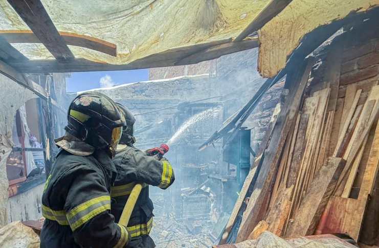 Un incendio registrado la mañana del 19 de agosto encendió las alarmas en el sector Camilo Ponce de Riobamba, luego de que una carpintería comenzara a arder repentinamente. El siniestro, que movilizó a unidades del Cuerpo de Bomberos y al Departamento de Prevención, no dejó víctimas humanas, pero sí daños materiales que afectan directamente a los propietarios del taller artesanal.