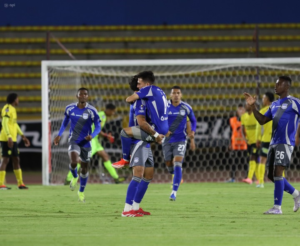 Emelec clasificó a los octavos de final de la Copa Ecuador, pero lo hizo con más angustia que argumentos, con más penales que fútbol. En una noche en la que todo le costó, el ‘Bombillo’ eliminó al Miguel Iturralde, equipo de Segunda Categoría, por 5-4 desde los once pasos, tras igualar 1-1 en los 90 minutos reglamentarios.