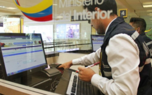 A partir del lunes 1 de septiembre de 2025, entrará en vigencia en Ecuador la exigencia de la Visa de Visitante Temporal de Transeúnte, documento obligatorio para ciudadanos de países que ya requieren visado para ingresar al territorio nacional, según informó el Ministerio de Relaciones Exteriores.
