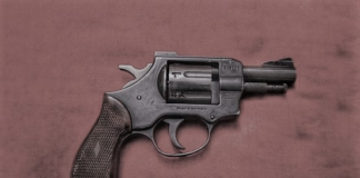 La Fiscalía General del Estado formuló cargos contra Luis Á. C., por su presunta participación en los delitos de tráfico ilícito de sustancias catalogadas sujetas a fiscalización, en alta escala, y tenencia y porte de armas de fuego sin autorización, tras una operación ejecutada en el cantón Caluma, provincia de Bolívar.