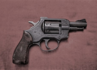 La Fiscalía General del Estado formuló cargos contra Luis Á. C., por su presunta participación en los delitos de tráfico ilícito de sustancias catalogadas sujetas a fiscalización, en alta escala, y tenencia y porte de armas de fuego sin autorización, tras una operación ejecutada en el cantón Caluma, provincia de Bolívar.