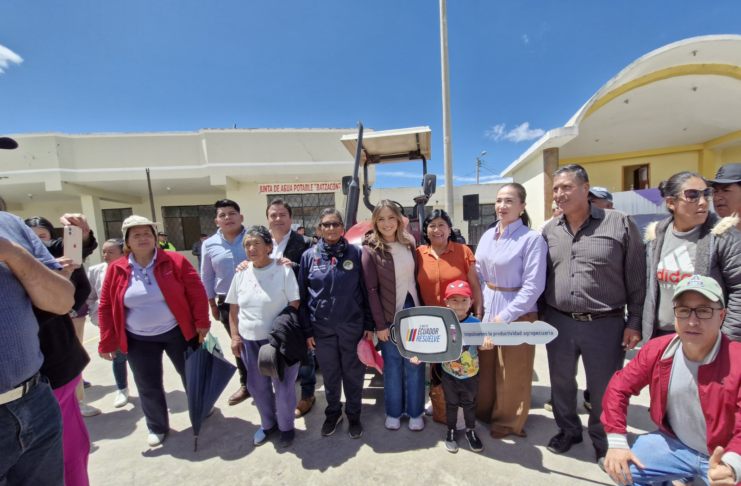En un paso significativo hacia la modernización del campo, el Ministerio de Agricultura y Ganadería (MAG), a través de su Dirección Distrital en Chimborazo, entregó un tractor agrícola a la Junta de Riego “Las Abras” de la comunidad Batzacón, ubicada en la parroquia San Andrés, cantón Guano.